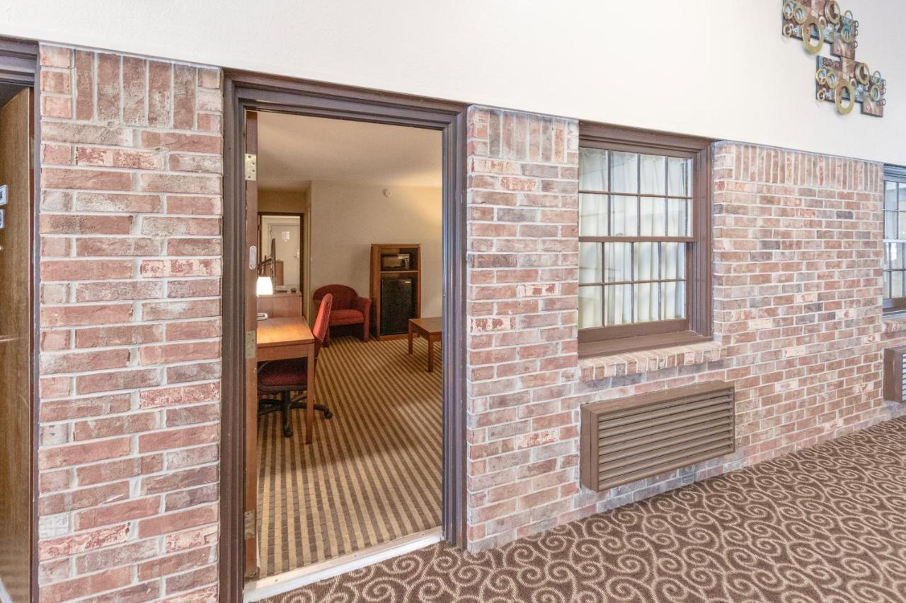 Eleven Boutique Hotel Llc Emporia Exterior photo